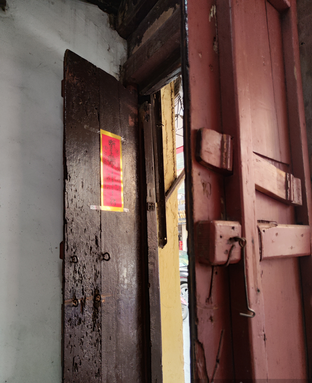 Cận cảnh nhà gỗ lim trăm tuổi “độc nhất” phố cổ Hà Nội - Hình 10 Can canh nha go lim tram tuoi “doc nhat” pho co Ha Noi-Hinh-10