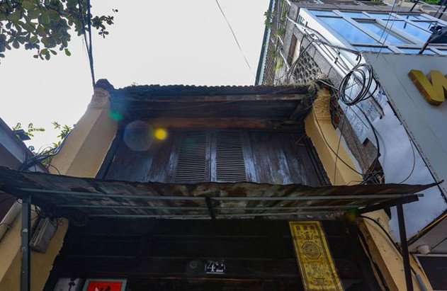 Cận cảnh nhà gỗ lim trăm tuổi “độc nhất” phố cổ Hà Nội - Hình 2 Can canh nha go lim tram tuoi “doc nhat” pho co Ha Noi-Hinh-2