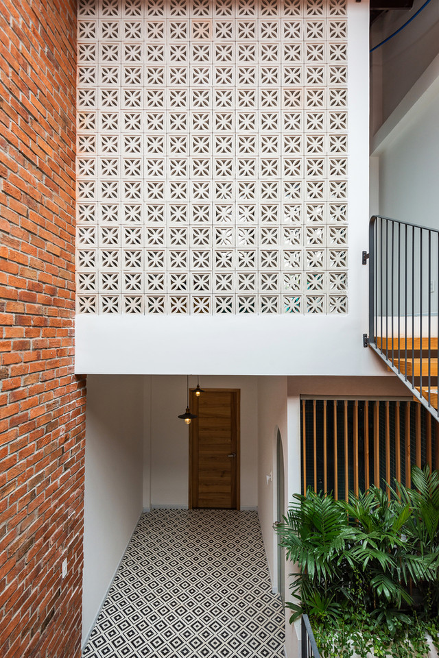 Nha pho chat hep o TP HCM van thoang sang den ngo ngang