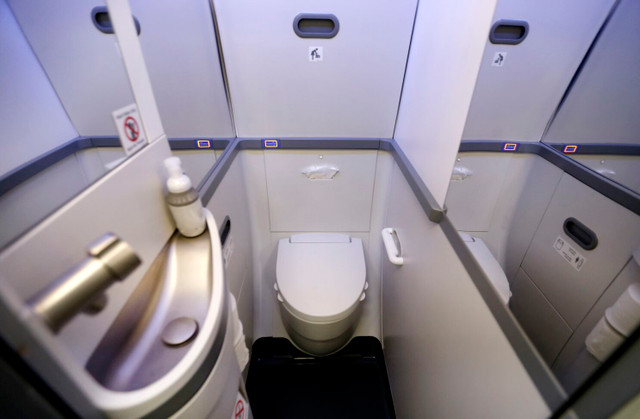 Nhung chiec toilet tren may bay va cac bi mat dong troi-Hinh-4