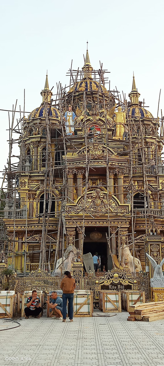 'Đại gia đồng nát' ở Nghệ An sở hữu lâu đài đồ sộ thế nào? - Hình 2 'Dai gia dong nat' o Nghe An so huu lau dai do so the nao?-Hinh-2