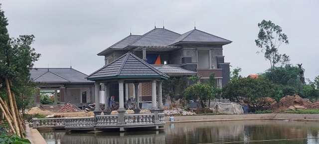 Những căn biệt phủ bề thế tiền tỷ bị cưỡng chế vì xây trái phép - Hình 5 Nhung can biet phu be the tien ty bi cuong che vi xay trai phep-Hinh-5