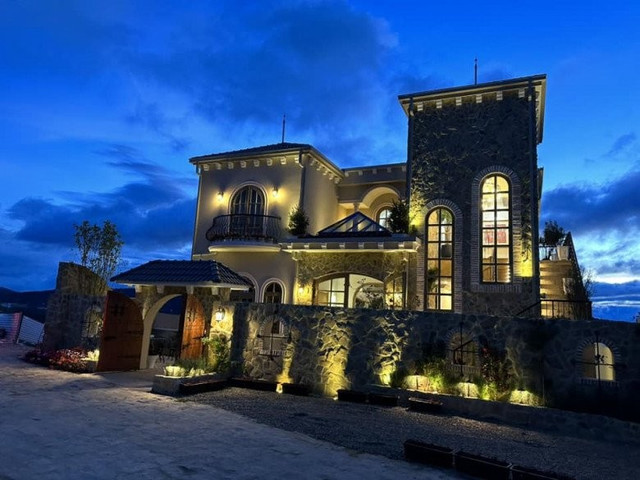 Biệt thự phong cách Châu Âu cổ điển của Hoa hậu Thu Hoài và chồng trẻ - Hình 2 Biet thu phong cach Chau Au co dien cua Hoa hau Thu Hoai va chong tre-Hinh-2