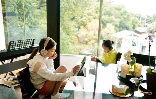 Đi xem biệt thự trên đồi như khu nghỉ dưỡng của ca sỹ Hồng Nhung ở Mỹ - Hình 4 Di xem biet thu tren doi nhu khu nghi duong cua ca sy Hong Nhung o My-Hinh-4