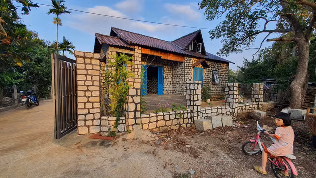 Doc dao ngoi nha 100 tan da o Dak Lak-Hinh-7