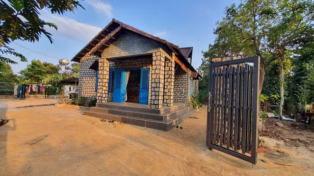 Doc dao ngoi nha 100 tan da o Dak Lak-Hinh-6