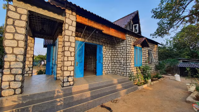 Doc dao ngoi nha 100 tan da o Dak Lak-Hinh-5