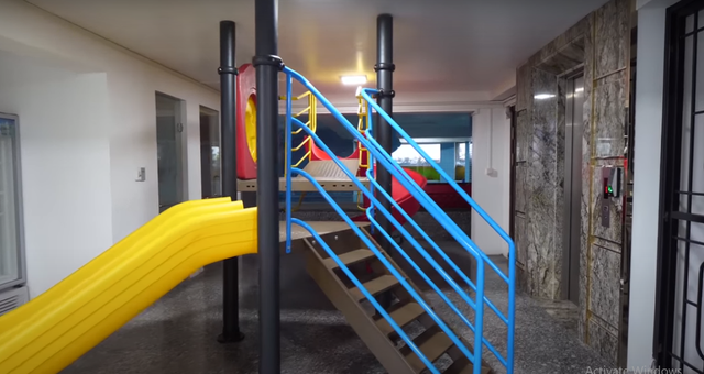 Ben trong toa nha mau trang 54 ty noi ban bat giua Ha thanh-Hinh-9