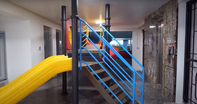 Ben trong toa nha mau trang 54 ty noi ban bat giua Ha thanh-Hinh-9