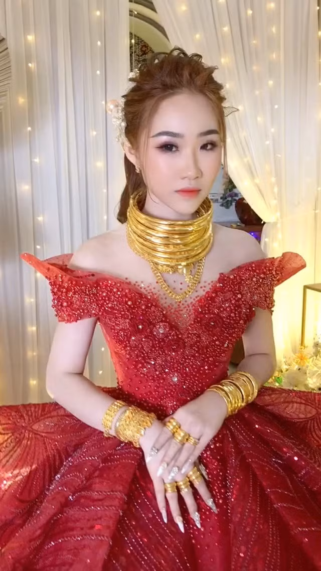 Diem danh nhung dam cuoi gay choang voi tien vang va so do triu tay-Hinh-9