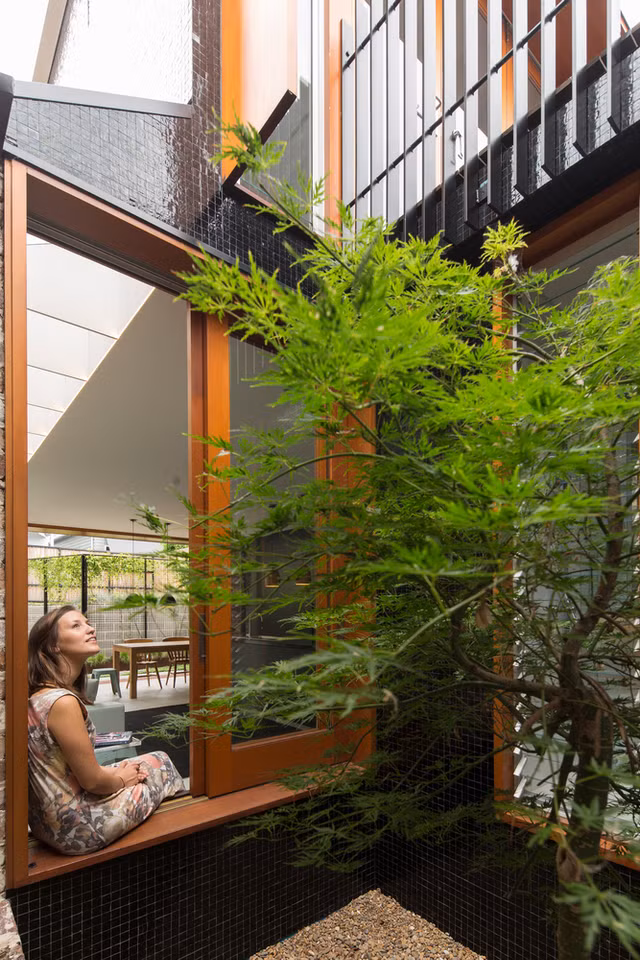 Muot mat goi nha 2 tang om tron thien nhien trong san vuon-Hinh-3