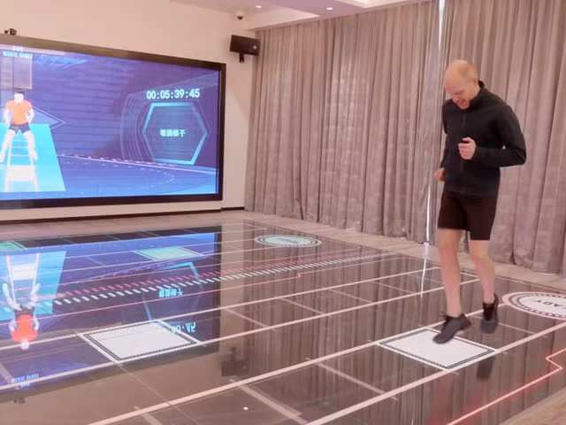 Dot nhap khach san co 1-0-2 tren the gioi, phuc vu do an bang robot thong minh-Hinh-14