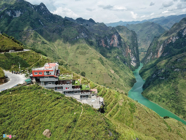 Mã Pì Lèng Panorama bên ngoài bê tông xù xì, bên trong có gì? Ma Pi Leng Panorama ben ngoai be tong xu xi, ben trong co gi?
