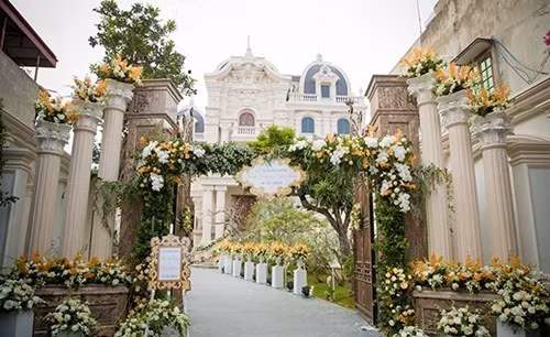 Biet thu cua thieu gia Nam Dinh chi tien ty mua hoa dam cuoi khung co nao?-Hinh-3