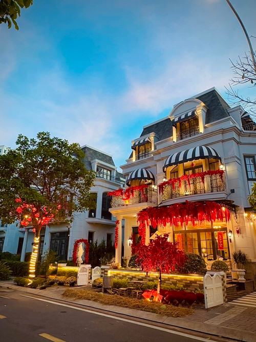 Biệt thự đỏ rực từ trong ra ngoài đón Tết của vợ chồng Đoàn Di Băng Biet thu do ruc tu trong ra ngoai don Tet cua vo chong Doan Di Bang