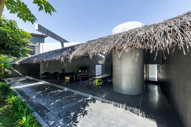 Tuong nha tranh vach dat, vao trong ai cung ngo ngang