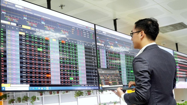 VCB bật mạnh giúp VN-Index kết phiên trong sắc xanh VCB bat manh giup VN-Index ket phien trong sac xanh
