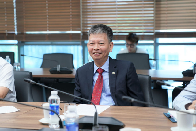 Vietnam Airlines mien nhiem Pho Tong giam doc 35 nam gan bo