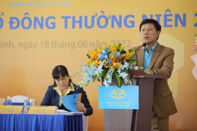 Dia oc Hoang Quan giau tin ban tai san cho vo Chu tich