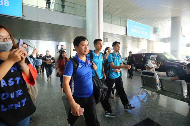 Vì sao đội tuyển Việt Nam phải bay gấp sang Malaysia để đá chung kết? Vi sao doi tuyen Viet Nam phai bay gap sang Malaysia de da chung ket?