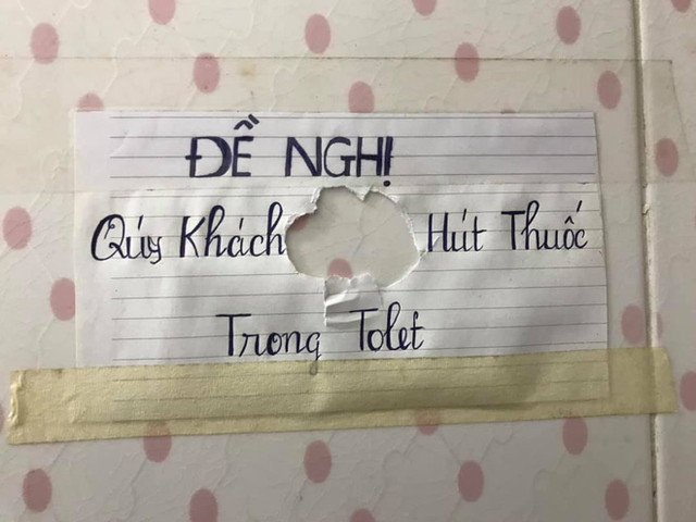 Cuoi rot ham voi nhung bien bao kho do trong nha ve sinh