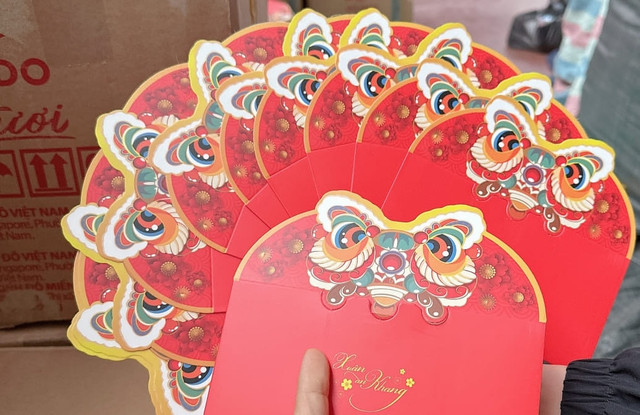 Đa dạng phong bao lì xì hình rồng trước Tết Giáp Thìn 2024 - Hình 7 Da dang phong bao li xi hinh rong truoc Tet Giap Thin 2024-Hinh-7