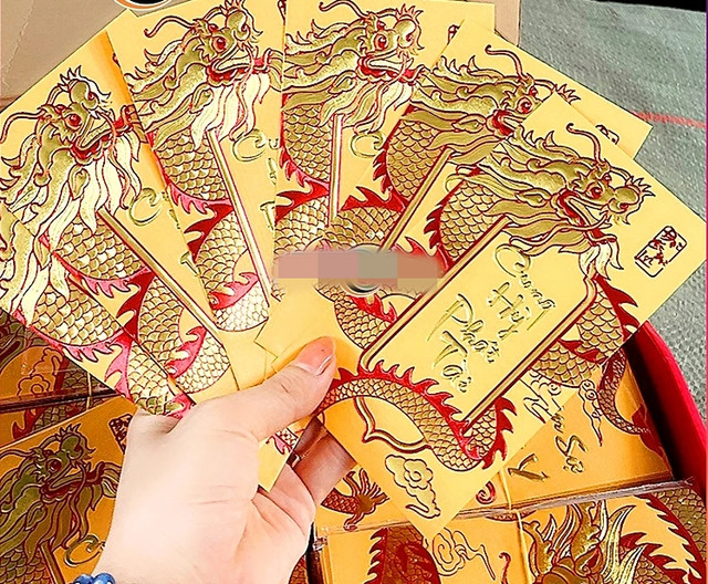 Đa dạng phong bao lì xì hình rồng trước Tết Giáp Thìn 2024 - Hình 9 Da dang phong bao li xi hinh rong truoc Tet Giap Thin 2024-Hinh-9