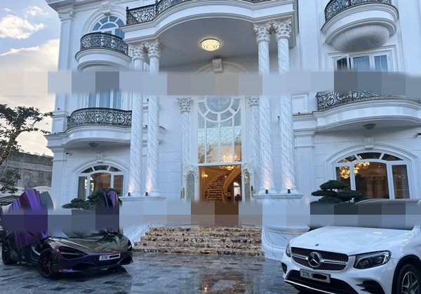 Doanh nhân 8X báo hiếu biệt thự 1.000m2 đang gây sốt tại Nghệ An - Hình 2 Doanh nhan 8X bao hieu biet thu 1.000m2 dang gay sot tai Nghe An-Hinh-2