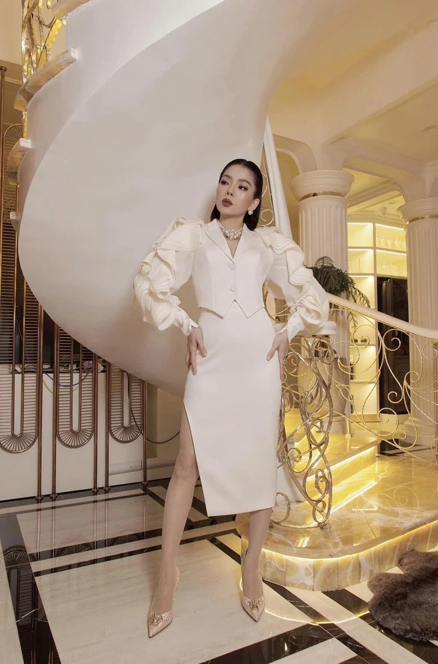 Bên trong biệt thự 600m2 ngập trong sắc đỏ đón Tết của Lệ Quyên Ben trong biet thu 600m2 ngap trong sac do don Tet cua Le Quyen