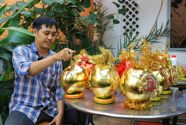 Những trái dừa dát vàng chưng Tết Nhung trai dua dat vang chung Tet