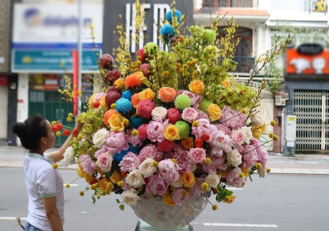 Những bó hoa khổng lồ siêu đắt đỏ gây sốt dịp 8/3 - Hình 6 Nhung bo hoa khong lo sieu dat do gay sot dip 8/3-Hinh-6