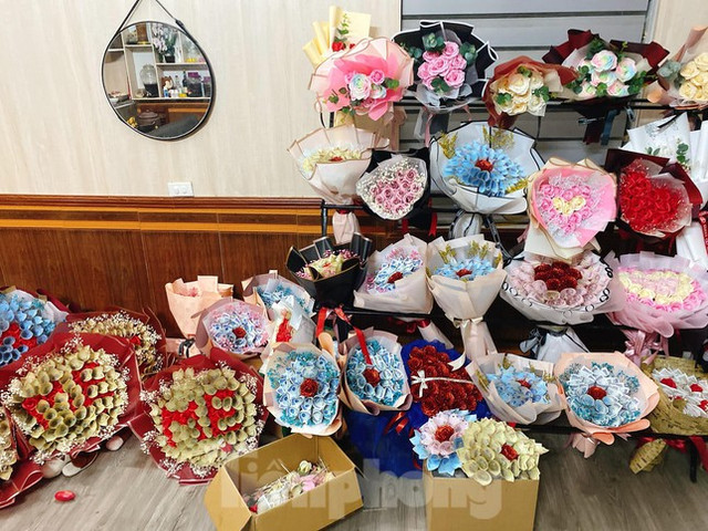 Những bó hoa khổng lồ siêu đắt đỏ gây sốt dịp 8/3 - Hình 2 Nhung bo hoa khong lo sieu dat do gay sot dip 8/3-Hinh-2