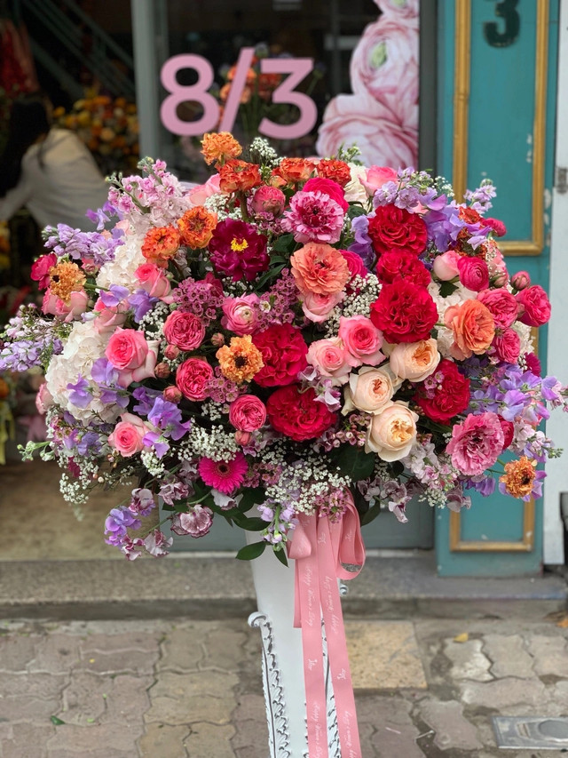 Những bó hoa khổng lồ siêu đắt đỏ gây sốt dịp 8/3 - Hình 8 Nhung bo hoa khong lo sieu dat do gay sot dip 8/3-Hinh-8