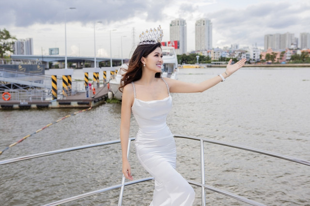 Trong trang trại rộng hơn 10ha, Hoa hậu Oanh Yến trồng rất nhiều rau xanh Trong trang trai rong hon 10ha, Hoa hau Oanh Yen trong rat nhieu rau xanh