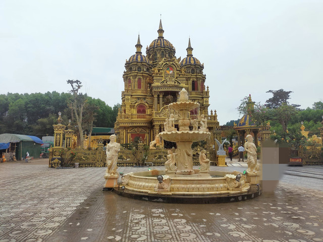 Đại gia đồng nát chi 100 tỷ xây lâu đài dát vàng ở Nghệ An - Hình 13 Dai gia dong nat chi 100 ty xay lau dai dat vang o Nghe An-Hinh-13