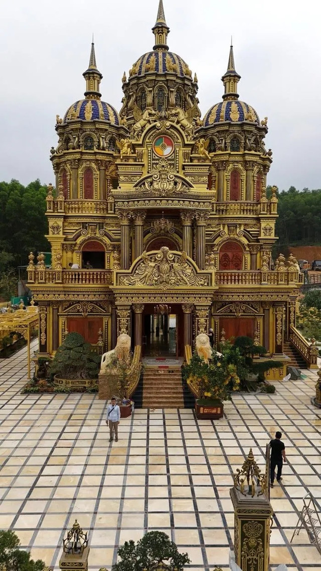 Đại gia đồng nát chi 100 tỷ xây lâu đài dát vàng ở Nghệ An - Hình 4 Dai gia dong nat chi 100 ty xay lau dai dat vang o Nghe An-Hinh-4