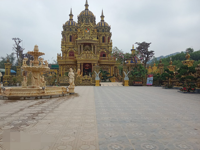 Đại gia đồng nát chi 100 tỷ xây lâu đài dát vàng ở Nghệ An Dai gia dong nat chi 100 ty xay lau dai dat vang o Nghe An