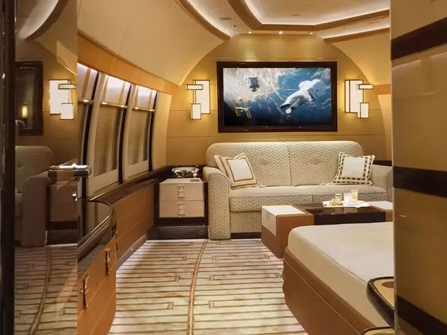 May bay tu nhan lon nhat the gioi Boeing 747-8i tri gia 400 trieu USD-Hinh-5