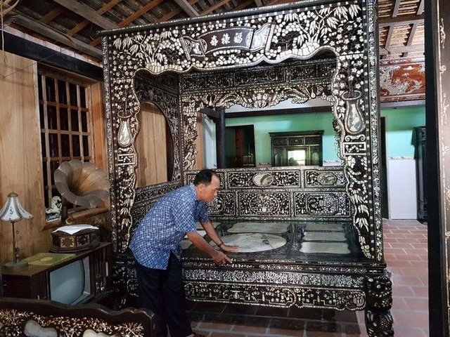 Cận cảnh chiếc giường 100 tuổi giá 2 tỷ đồng ở miền Tây Can canh chiec giuong 100 tuoi gia 2 ty dong o mien Tay