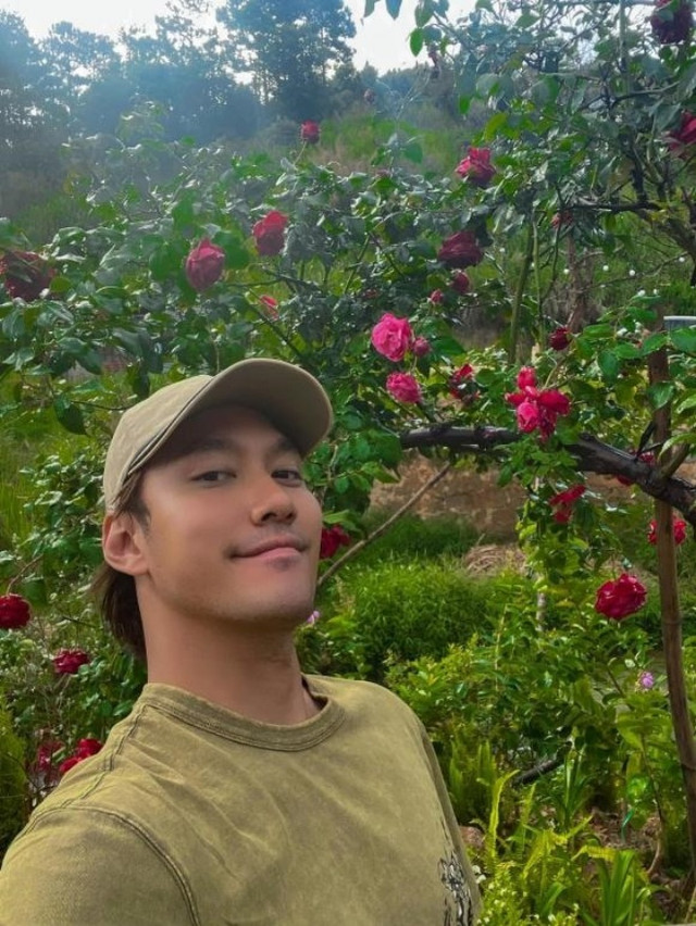 Lý Quí Khánh khoe vườn hoa rộng thênh thang như chốn "bồng lai tiên cảnh" - Hình 2 Ly Qui Khanh khoe vuon hoa rong thenh thang nhu chon