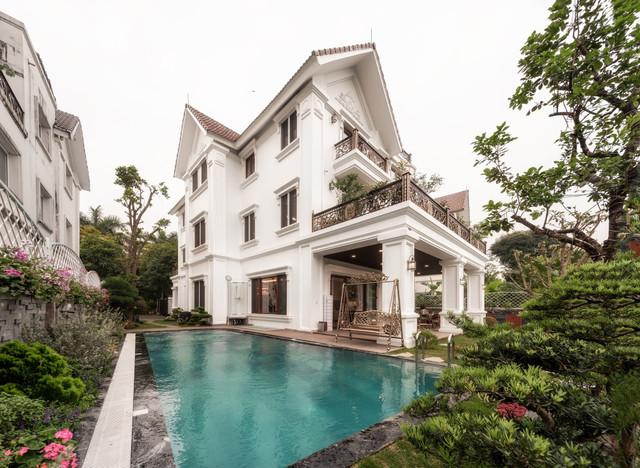 Ben trong can biet thu tri gia 250 ty giua Ha Noi