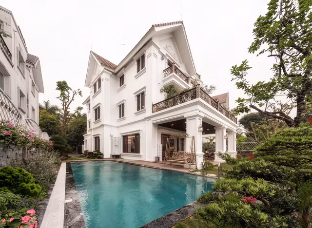 Ben trong can biet thu tri gia 250 ty giua Ha Noi