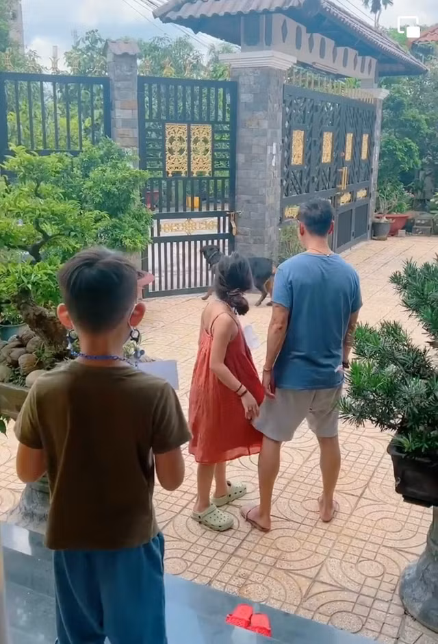 Cận cảnh ngôi nhà khang trang vợ chồng Lý Hải xây tặng mẹ ở Tiền Giang Can canh ngoi nha khang trang vo chong Ly Hai xay tang me o Tien Giang