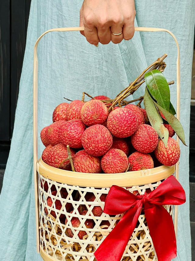 Những quả vải trứng siêu to khổng lồ giá hơn 200.000 đồng mỗi kg - Hình 6 Nhung qua vai trung sieu to khong lo gia hon 200.000 dong moi kg-Hinh-6