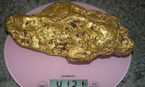 Người đàn ông đào được cục vàng khổng lồ nặng 10kg - Hình 6 Nguoi dan ong dao duoc cuc vang khong lo nang 10kg-Hinh-6