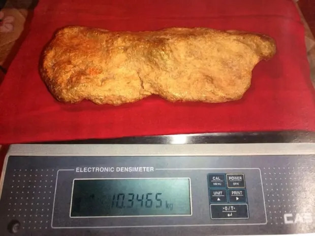 Người đàn ông đào được cục vàng khổng lồ nặng 10kg - Hình 2 Nguoi dan ong dao duoc cuc vang khong lo nang 10kg-Hinh-2