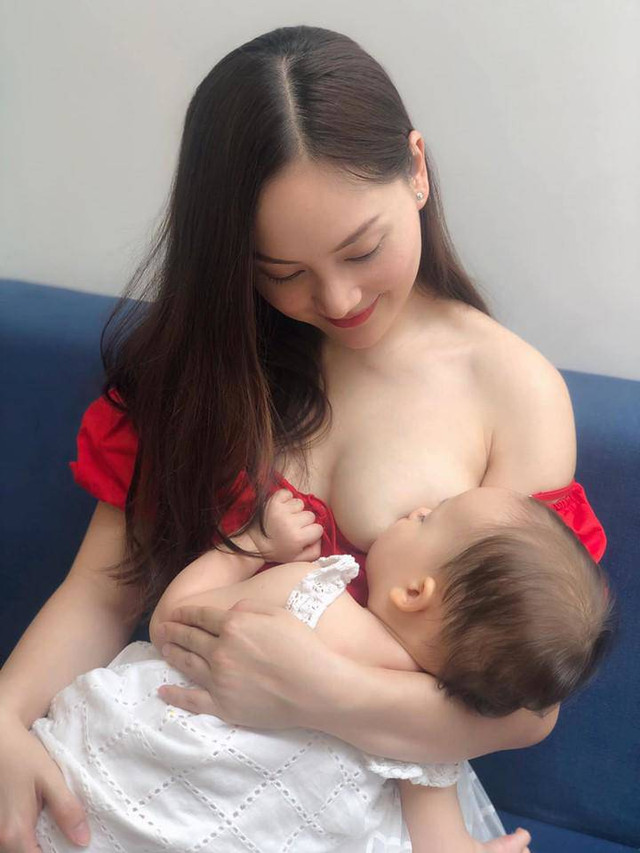Mỹ nữ Việt lộ ngực trần cho con bú khắp mọi nơi My nu Viet lo nguc tran cho con bu khap moi noi