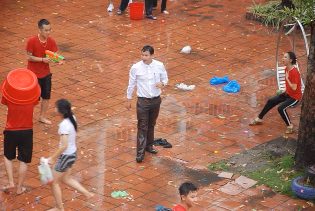 Thay 'truong nguoi ta' quay tung noc voi hoc sinh ngay be giang