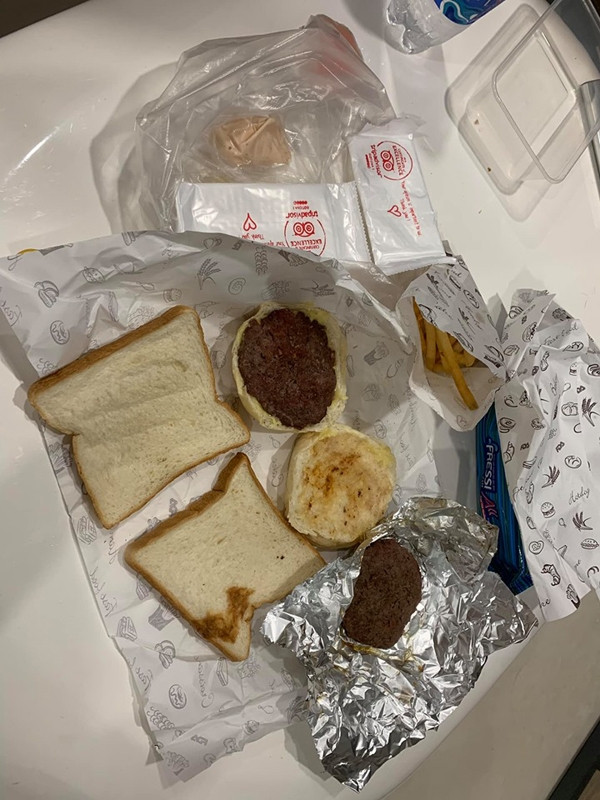 Đặt bánh burger và sandwich, cô nàng khóc ngất vì nhận về bánh mì... cắt lát - Hình 2 Dat banh burger va sandwich, co nang khoc ngat vi nhan ve banh mi... cat lat-Hinh-2