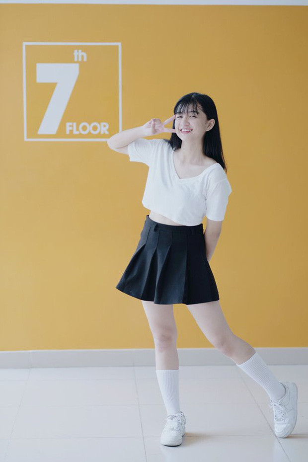 Diện áo dài trắng tinh khôi, nữ sinh 2K2 bất ngờ bị kết bạn ồ ạt - Hình 7 Dien ao dai trang tinh khoi, nu sinh 2K2 bat ngo bi ket ban o at-Hinh-7